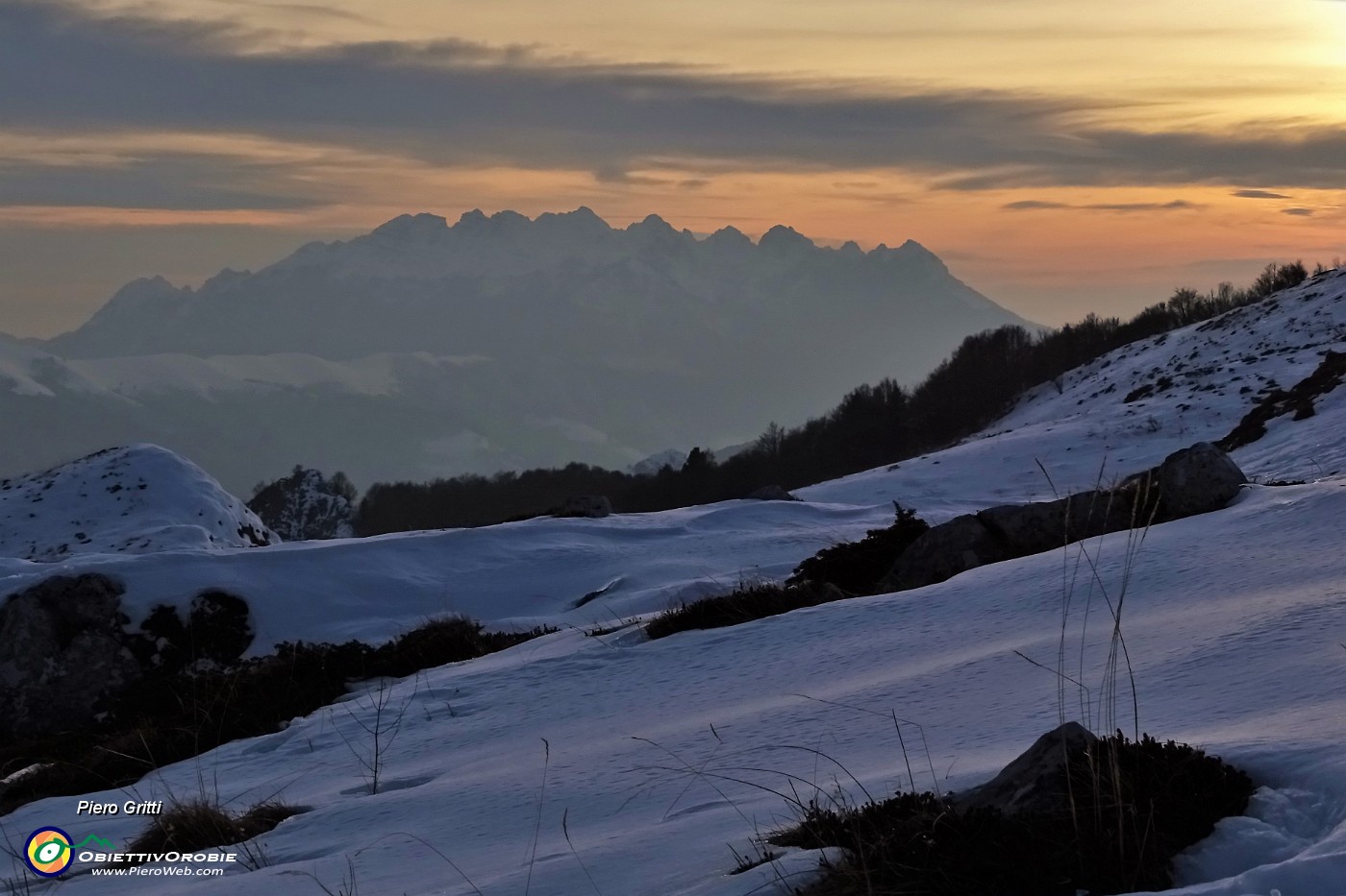 63 Verso il Resegone il cielo si colora di tramonto.JPG
